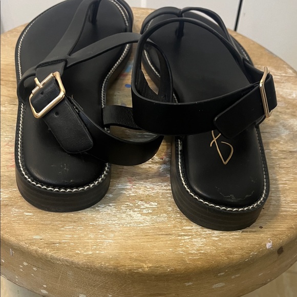 Like New Joie Lennox Black Strappy Sandals - Picture 6 of 6